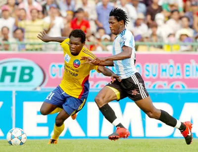 Felix Ajala (trái) - niềm hy vọng của CS.Đồng Tháp ở thời điểm hiện nay. Ảnh: Nguyễn Nhân