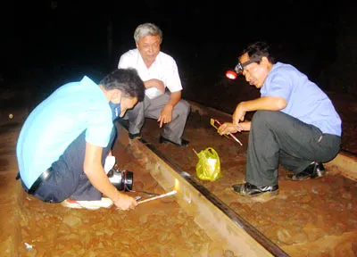 Các nhân viên duy tu đang mò mẫm từng milimet để tìm sự cố trên đường ray, tà vẹt...