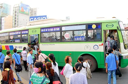 Hành khách xếp hàng lên xe buýt tuyến Bến xe Miền Tây - Bến Thành. Ảnh: Kim Ngân