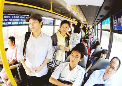Sinh viên đại học Quốc gia TPHCM đi xe buýt. Ảnh: Thành Tâm