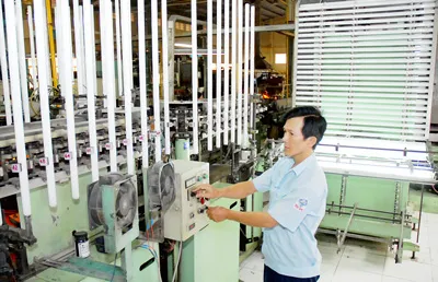 Sản xuất bóng đèn xuất khẩu tại Công ty cổ phần bóng đèn Điện Quang. Ảnh: CAO THĂNG