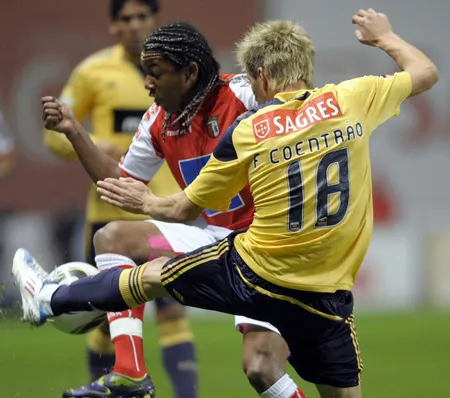 Tiền vệ Benfica Fabio Coentrao (phải) cản phá tiền đạo Alan Silva (Braga).