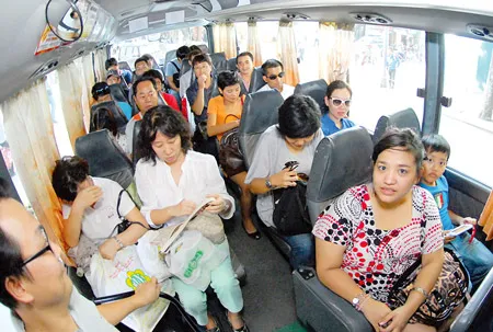 Hành khách đi xe buýt không chỉ có người lao động, sinh viên mà còn cả nhân viên văn phòng, công sở (ảnh: trên một chuyến xe buýt của Công ty Phố Cảnh). Ảnh: KIM NGÂN