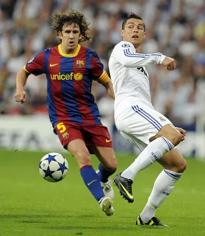 Chơi không đúng sở trường, Puyol vẫn khắc chế rất tốt Ronaldo.