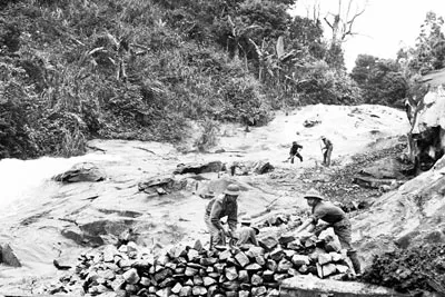 Công binh khai thác đá trên sông Thu Bồn để làm đường cho xe tăng ta vào trận.