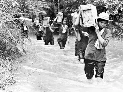 Nữ dân công hỏa tuyến tải đạn, chuẩn bị vượt sông Ba Lòng.
