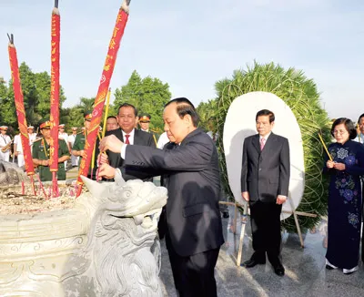 Bí thư Thành ủy TPHCM Lê Thanh Hải thắp hương tại Nghĩa trang Liệt sĩ TP.