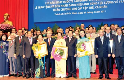 Chủ tịch nước Nguyễn Minh Triết cùng các đồng chí lãnh đạo TPHCM chúc mừng các cá nhân, tập thể xuất sắc nhận Huân chương Lao động. Ảnh: Việt Dũng