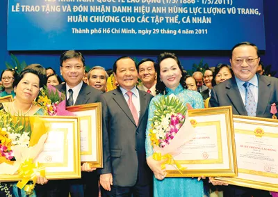 Bí thư Thành ủy TPHCM Lê Thanh Hải chúc mừng các cá nhân đón nhận Huân chương Lao động. Ảnh: Việt Dũng