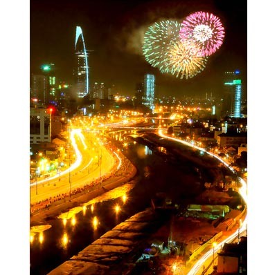Fireworks display as viewed from Vo Van Kiet Highway.(Photo:SGGP)