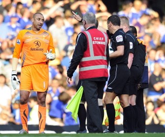 AFP - Goalkeeper Heurelho Gomes (L) argues with referee Andre Marriner (R) at half-time during his team's match against Chelsea