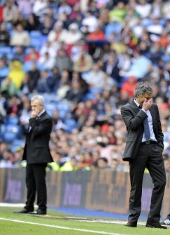 AFP - Jose Mourinho (R) and Zaragoza's coach Jose Aurelio Gay (L) react during their game