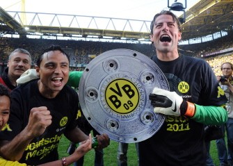 AFP - Dortmund's Brazilian midfielder Antonio da Silva (L) and goalkeeper Roman Weidenfeller celebrate with a mockup of the trophy