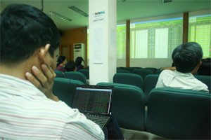 The State Securities Commission suggested three options of restructuring the stock market, which remains bearish this year (Photo:Minh Tri)