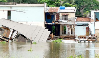 In the SGGP photo, houses are falling into river in Thanh Da Island, Binh Thanh District in August 2010.