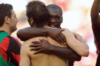 AFP - AC Milan's Dutch midfielder Clarence Seedorf (R) hugs French teammate Mathieu Flamini after their serie A match against FC Bologna, on May 1, 2011, in San Siro stadium in Milan .