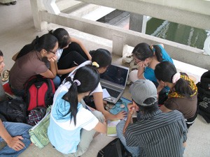 File photo shows a group of teamwork students at a university in Ho Chi Minh City. The Asian Development Bank says May 3 that it is funding a new model university for Vietnam with loans of US$190 million. (Photo: Tuong Thuy)