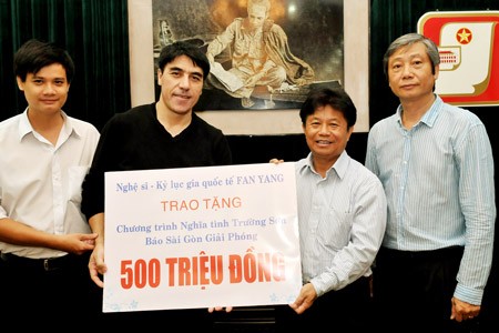 Bubble artist Fan Yang (2nd from L) donated proceeds from his show to SGGP charity program “Nghia Tinh Truong Son” (Sentimental Attachment for Truong Son Road) on May 3.(Photo:SGGP)