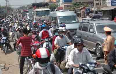 Excessive traffic congestion occurred on Kinh Xang Bridge (Photo: Tuoi tre)