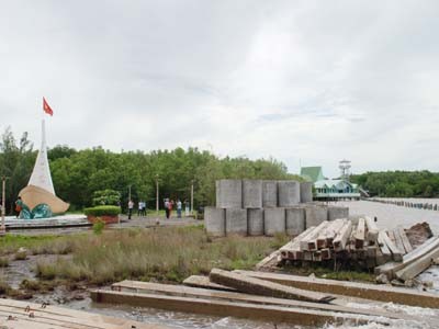 Construction of dykes begins in the southern province of Ca Mau