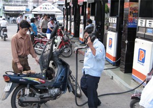 Bike riders get petrol refilled at a Petrolimex station in District 3, Ho Chi Minh City (Photo: HY)