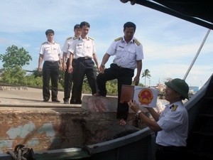 Early Election Mission on the sea prepares to leave to organize elections for officers and soldiers working on marine platforms in the southern province of Ba Ria-Vung Tau on May 2 (Photo: VNA)