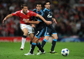 AFP - Manchester United's forward Michael Owen (L) vies with Schalke's Spanish forward Raúl (C) during the game