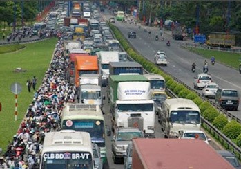 Traffic jam on Highway 1A on April 30 (Photo: Tuoi Tre)
