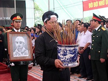 The burial ceremony of the martyr Ly Tu Trong in Ha Tinh Province on May 4