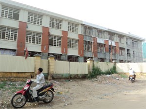 Incomplete construction work on a school has been left abandoned for years in Binh Thanh District (Photo:Minh Tri)