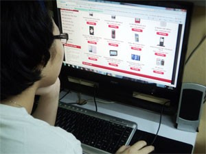 A girl accesses an online shop to buy mobile phones in HCMC. The e-commerce popularity of Vietnam will reach the advance level compared to other ASEAN countries’ in 2015 (Photo:Minh Tri)