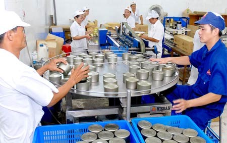 Workers at Vissan food processing company making canned food for export to Cambodia (Photo: SGGP)