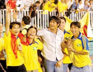 Coach Nguyen Huu Thang (middle) and SLNA’s footballers