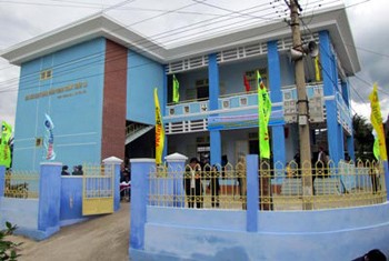 A school cum flood rescue house built by the Central Natural Disaster Relief Fund (Photo: SGGP)