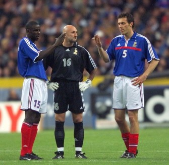 (AFP FILES) - Picture taken on April 26, 2000 shows French midfielder Lilian Thuram (L) French goalkeeper Fabien Barthez and defender Laurent Blanc (R) discussing during the friendly between France and Slovenia at the Stade de France in Saint-Denis.