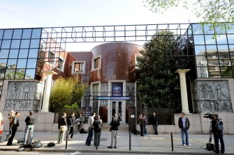 AFP - Journalists wait in front of the French football federation (FFF) headquarters on May 6, 2011 in Paris as members of the FFF board of inquiry conduct hearings.