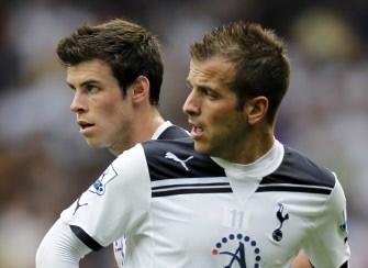 AFP - Tottenham Hotspur's Rafael Van der Vaart (L) and Gareth Bale (R) prepare to take a kick during the game