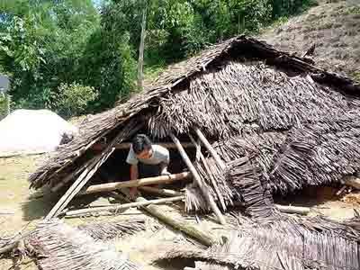 Farmer trying to salvage his collapsed house(Photo: Thanh Nien newspaper)