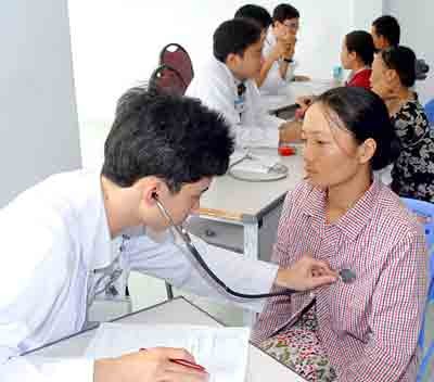 Young doctor examining patient at the Vinh Loc A Industrial Park in Binh Tan district (Photo: SGGP)