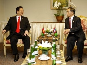 PM Nguyen Tan Dung ( L) and PM Thoongsing Thammavong