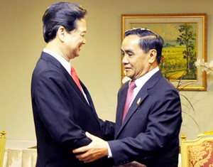 Vietnamese Prime Minister Nguyen Tan Dung (L) meets with Lao Prime Minister Thoongsing Thammavong on May 7 on the sidelines of the 18th ASEAN Summit in Jakarta, Indonesia (Photo: Vietnamese Government website)