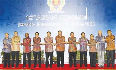 Prime Minister Nguyen Tan Dung (fifth left) poses with other regional leaders at the 18th ASEAN Summit in Jakarta over the weekend (Photo: VNA)