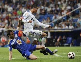 AFP - Cristiano Ronaldo (R) vies with Getafe's forward Javier Arizmendi during their Spanish league football match Real Madrid vs Getafe on May 10, 2011