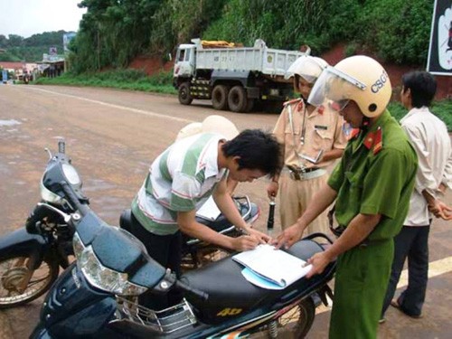 Traffic police fine a violator