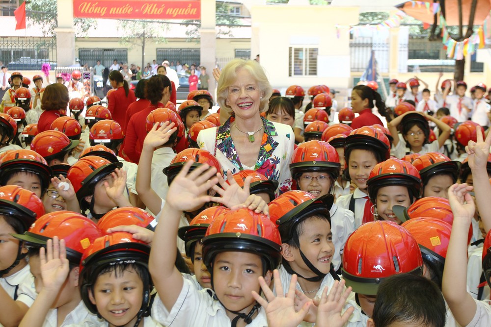 Ms Quentin Bryce, Governor-General of Australia supports the UN’s Decade of Action for Road Safety by presenting helmets to pupils of Mai Dich Primary School in Hanoi on May 10 (Photo: Courtesy of Embassy of Australia)