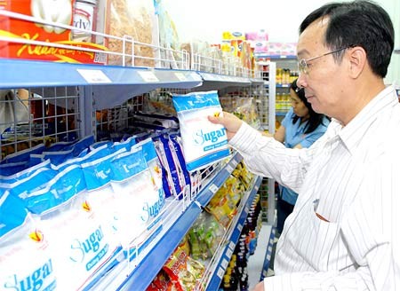 A shopper checks out domestic sugar at a supermarket in Ho Chi Minh City (Photo: SGGP)