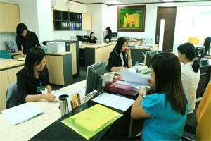 Customers Many lenders keep raising their registered capital in spite of the central bank’s cap on the credit growth to below 20 percent this year (Photo:Minh Tri)