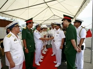 Representatives of Vietnam People's Navy received Indian crew at the HCM City Port (source: VietnamPlus)