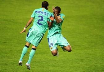 AFP - Barcelona's defender Dani Alves (L) and Barcelona's midfielder Seydou Keita celebrate during the match against Levante on May 11, 2011