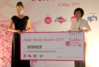 Model Tuyet Lan (L) receives highest prize of the Asian Model Search Contest in Singapore. (Photo: Vnexpress)